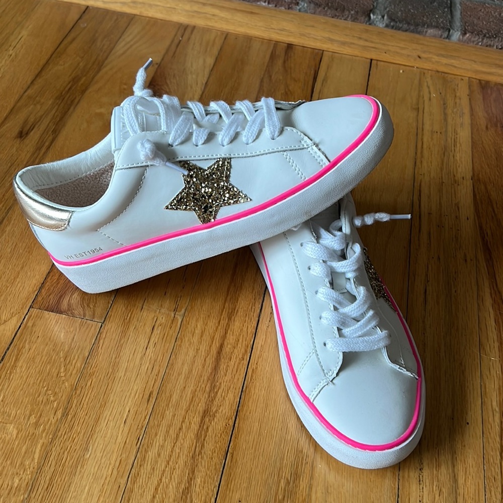 Vintage Havana white with hot pink trim. Good Condition.